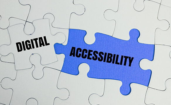 Ženska osoba u narančastoj majici drži telefon i razgovara sa nekim putem jezika za gluhonijeme